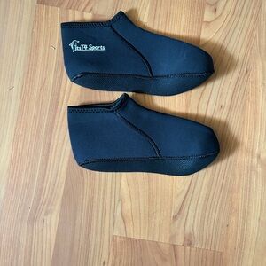 FitsT4 Black Neoprene Water Socks - unisex